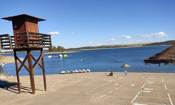 Una torre de salvavidas con vistas de un embalse.