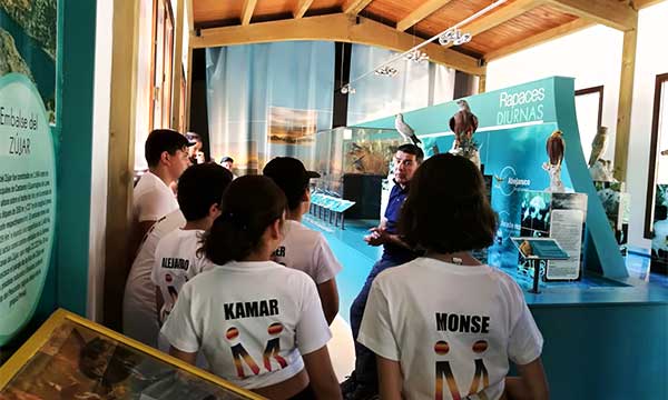 Grupo de niños en un museo de interpretación.