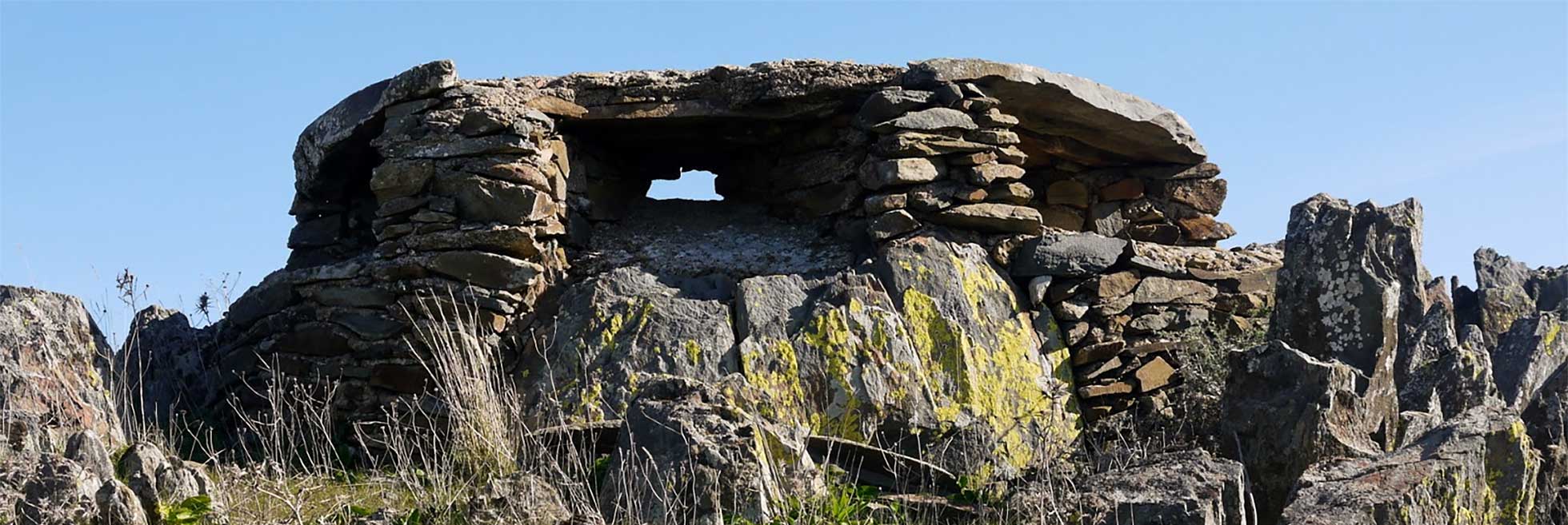 Una estructura de la guerra civil de piedra en el campo.