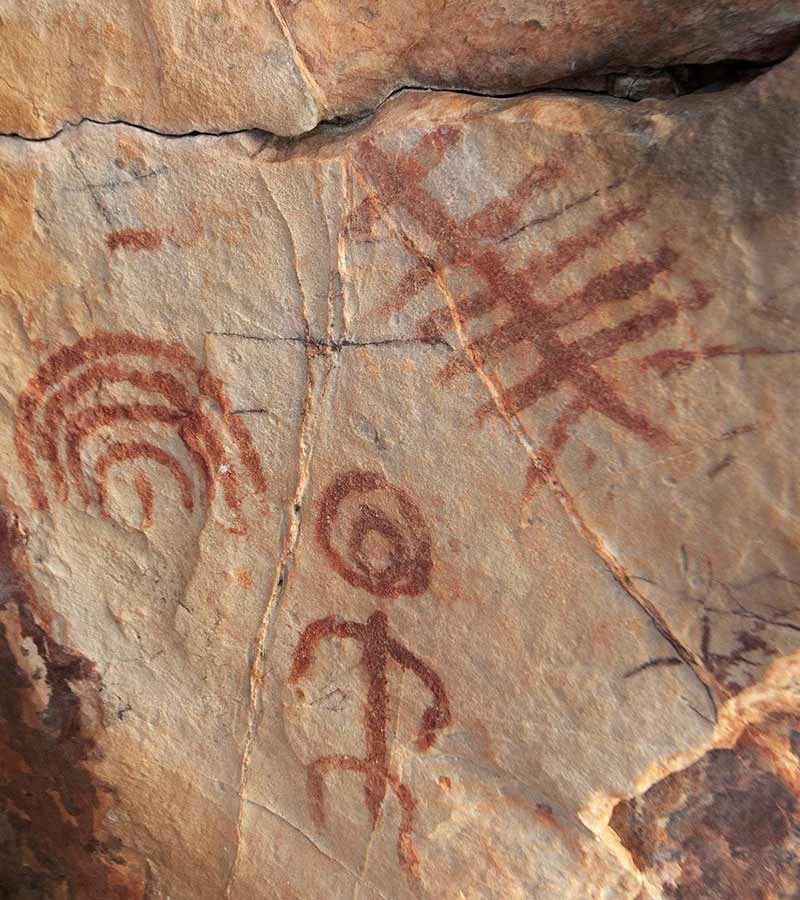 Grabado prehistórico en una roca.