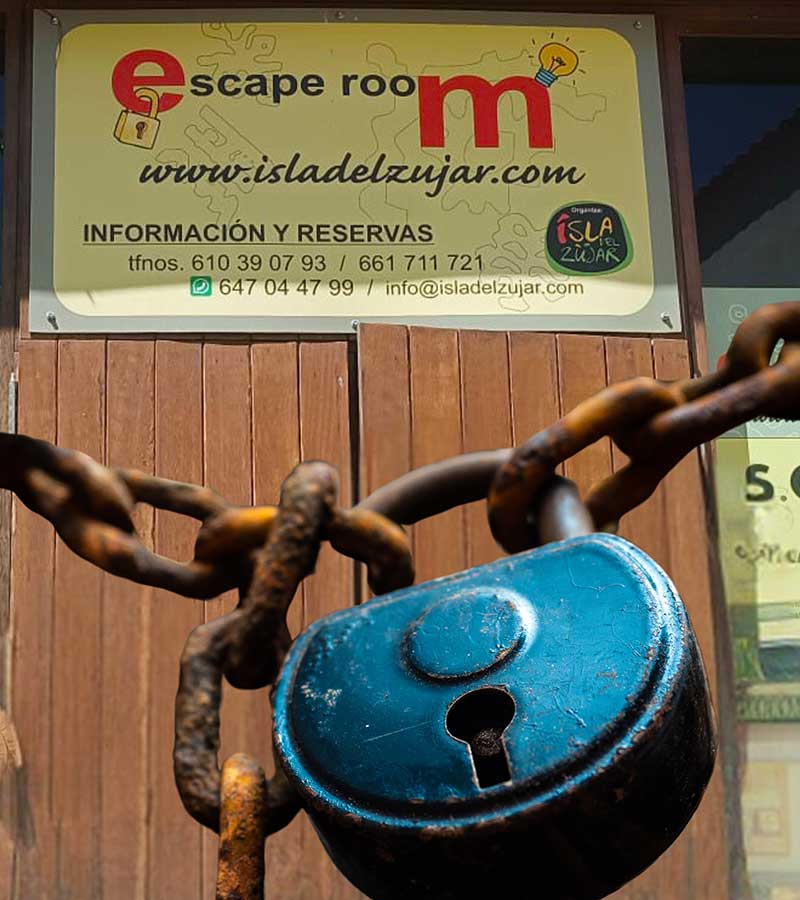 Candado con cadena en letrero que dice "escape room".