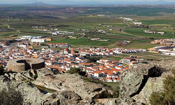 Vista panorámica del pueblo desde la cima de una montaña.